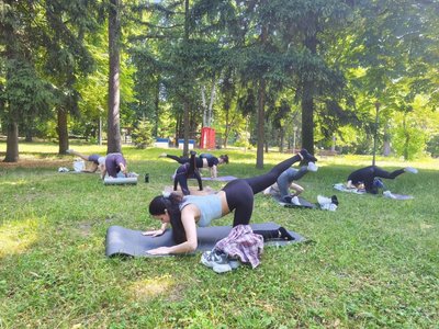 У Житомирі провели безкоштовне заняття з йоги просто неба: як це допомагає боротися зі стресом У Житомирі провели безкоштовне заняття з йоги просто неба: як це допомагає боротися зі стресом