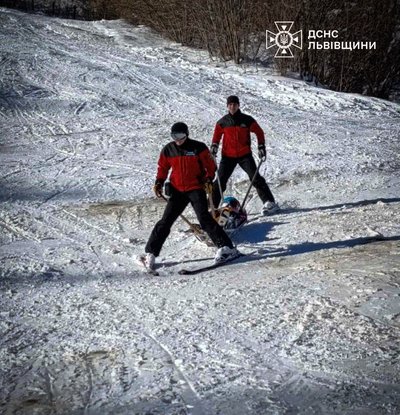 Туристам допомогли спуститися до підніжжя гори