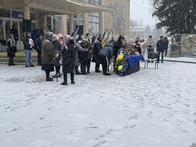 У Тальному провели в останню загиблого на Донеччині захисника Сергія Гречанюка У Тальному провели в останню загиблого на Донеччині захисника Сергія Гречанюка