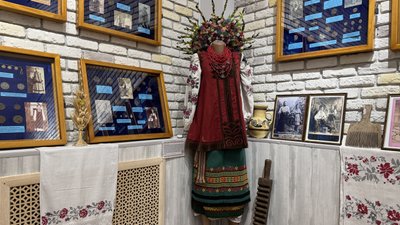 Колекція вишитих сорочок та строїв переселенки з Бахмута Світлани Кравченко Дніпропетровська область 14 листопада 2025 рік Колекція вишитих сорочок та строїв переселенки з Бахмута Світлани Кравченко Дніпропетровська область 14 листопада 2025 рік