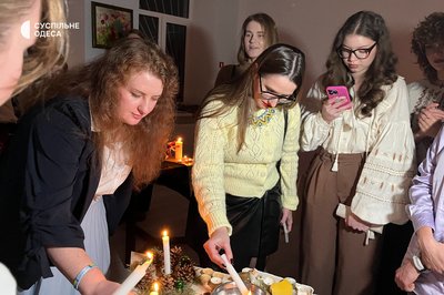"Чи вийду я в цьому році заміж?": як в Одесі молодь ворожила на Андрія "Чи вийду я в цьому році заміж?": як в Одесі молодь ворожила на Андрія