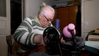 "Я не можу, щоб не допомогти". 85-річна швея із Вінниччини шиє жилети та маскувальні костюми на фронт "Я не можу, щоб не допомогти". 85-річна швея із Вінниччини шиє жилети та маскувальні костюми на фронт
