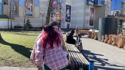 "Я пишаюсь ним": 18-річна дівчина збирає гроші на РЕБ для батька у центрі Рівного