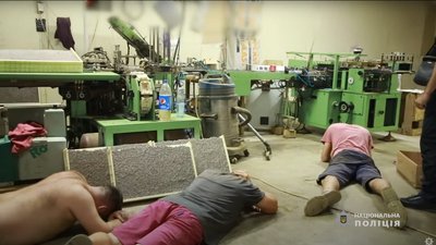 Виготовляли 40 тисяч пачок в день: у Вінниці викрили підпільний цех з виробництва цигарок Виготовляли 40 тисяч пачок в день: у Вінниці викрили підпільний цех з виробництва цигарок