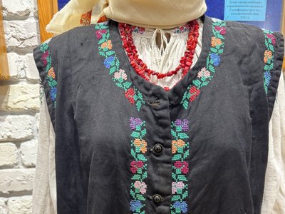 Стрій з Бахмута у колекції вишитих сорочок та строїв переселенки з Бахмута Світлани Кравченко Дніпропетровська область 14 листопада 2025 рік Стрій з Бахмута у колекції вишитих сорочок та строїв переселенки з Бахмута Світлани Кравченко Дніпропетровська область 14 листопада 2025 рік