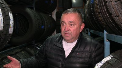"Якраз час перевзутися": як водії змінюють літню гуму на зимову у Рівному "Якраз час перевзутися": як водії змінюють літню гуму на зимову у Рівному