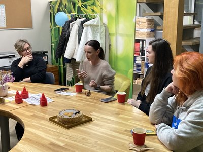 Принесли речі, які нагадують про дім вимушеним переселенцям. В Одесі відбулась зустріч жителів Херсона "Кавун Party" Принесли речі, які нагадують про дім вимушеним переселенцям. В Одесі відбулась зустріч жителів Херсона "Кавун Party"