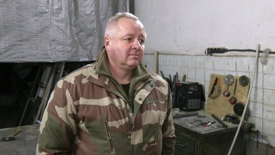 Геннадій Годний разом з іншими волонтерами створює універсальний візок для евакуації поранених Геннадій Годний разом з іншими волонтерами створює універсальний візок для евакуації поранених