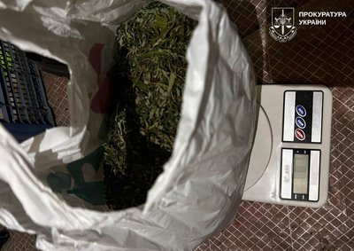 Понад 1 мільйон гривень обігу: на Донеччині викрили групу, яку підозрюють в торгівлі канабісом Понад 1 мільйон гривень обігу: на Донеччині викрили групу, яку підозрюють в торгівлі канабісом