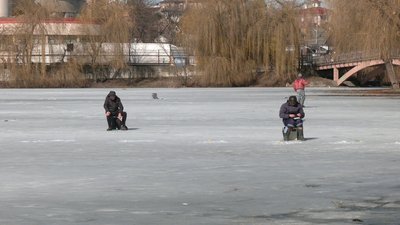 "Лід ще міцний": що рибалки та рятувальники говорять про риболовлю на кризі у Рівному "Лід ще міцний": що рибалки та рятувальники говорять про риболовлю на кризі у Рівному