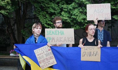 В Ужгороді втретє вийшли на акцію проти закону, який обмежує незалежність НАБУ і САП В Ужгороді втретє вийшли на акцію проти закону, який обмежує незалежність НАБУ і САП