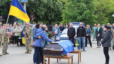 У Сновській громаді на Чернігівщині в останню путь провели бійця Михайла Циганка У Сновській громаді на Чернігівщині в останню путь провели бійця Михайла Циганка