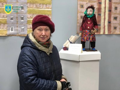 Історію евакуації з Ірпеня "розказують" ляльки: в місті відкрилась тематична виставка текстильних скульптур Історію евакуації з Ірпеня "розказують" ляльки: в місті відкрилась тематична виставка текстильних скульптур