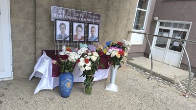 У Кривому Розі попрощалися із семирічною Аріною Самодіною та її дідусем Сергієм, які загинули 4 квітня У Кривому Розі попрощалися із семирічною Аріною Самодіною та її дідусем Сергієм, які загинули 4 квітня