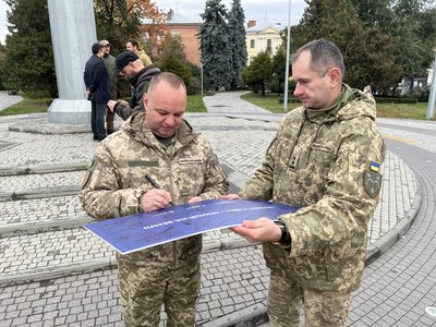 У Полтаві біля стягу встановили табличку 225-го зенітного ракетного полку У Полтаві біля стягу встановили табличку 225-го зенітного ракетного полку