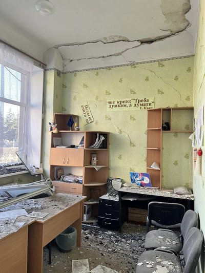 Наслідки обстрілу школи у Краматорську. Фото: Facebook / Олександр Гончаренко Наслідки обстрілу школи у Краматорську. Фото: Facebook / Олександр Гончаренко