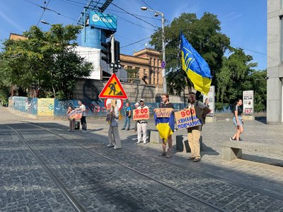"Вшануй": у Дніпрі пройшла акція-нагадування про хвилину мовчання в пам'ять про загиблих під час війни
