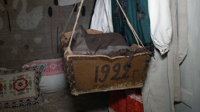 Безмен, ліжник, ковганочка, очіпки: у селі на Чернігівщині місцеві жителі зібрали колекцію речей минулого століття