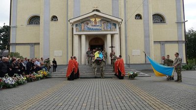 У Мукачеві попрощалися з полеглим захисником Романом Матвіївим У Мукачеві попрощалися з полеглим захисником Романом Матвіївим