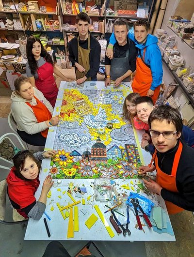 Діти та підлітки на майстер-класі з художньої мозаїки Діти та підлітки на майстер-класі з художньої мозаїки