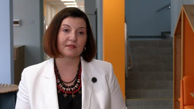 "Школа гарна, є місця для відпочинку": у Чернігові пройшов 1-й дзвоник у гімназії №13, яку відновили після бомбардувань "Школа гарна, є місця для відпочинку": у Чернігові пройшов 1-й дзвоник у гімназії №13, яку відновили після бомбардувань
