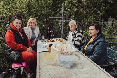 Катають яйця на могилах, кладуть цукерки й паски біля поховань та моляться: як відзначають Проводи на Сумщині Катають яйця на могилах, кладуть цукерки й паски біля поховань та моляться: як відзначають Проводи на Сумщині