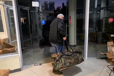 "Хтось бере соління, а хтось лишає все, крім кота". Як змінилися умови виїзду з окупації: розмова з Helping to leave