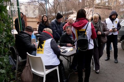 "Горіли наші машини": мешканці будинку в Одесі, в який влучили уламки дрона, оговтуються після пережитого "Горіли наші машини": мешканці будинку в Одесі, в який влучили уламки дрона, оговтуються після пережитого