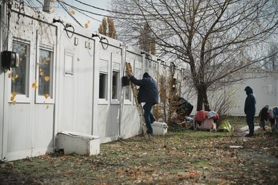 Люди в модульному містечку в Харкові, 3 листопада 2025 Люди в модульному містечку в Харкові, 3 листопада 2025