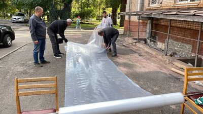 «Він вийшов з машини, почув свист і вибух» — дружина пораненого внаслідок удару по лікарні у Кривому Розі «Він вийшов з машини, почув свист і вибух» — дружина пораненого внаслідок удару по лікарні у Кривому Розі