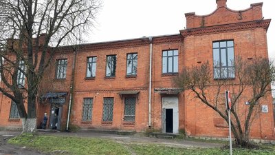 Dom Ludowy був побудований 1929 року за кошти польської громади, яка мешкала на території села Гречани Dom Ludowy був побудований 1929 року за кошти польської громади, яка мешкала на території села Гречани