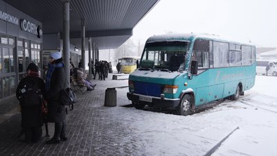 Ожеледь та снігопад: як курсують автобуси на Вінниччині Ожеледь та снігопад: як курсують автобуси на Вінниччині