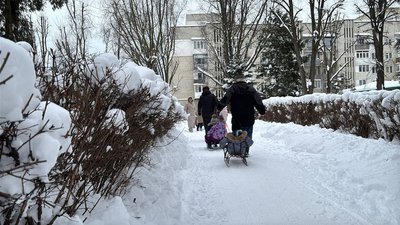 Дітей везуть у садочок Дітей везуть у садочок