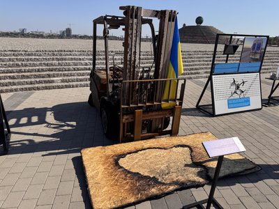 Атаковане авто волонтерів і пошкоджені матеріали зі складів. У Дніпрі представили виставку від гуммісії «Проліска» Атаковане авто волонтерів і пошкоджені матеріали зі складів. У Дніпрі представили виставку від гуммісії «Проліска»