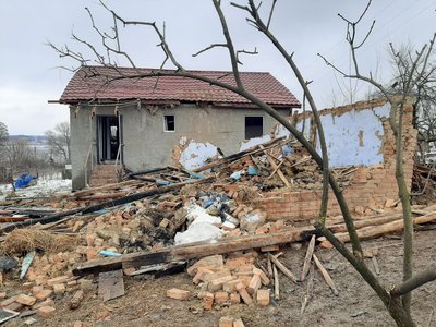 Нічна атака "шахедами" на Хмельниччині: травмована жінка, зруйновані будинки та пошкоджений трансформатор Нічна атака "шахедами" на Хмельниччині: травмована жінка, зруйновані будинки та пошкоджений трансформатор