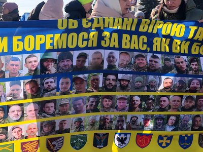 Декілька сотень людей підняли стяги: мирний мітинг на підтримку безвісти зниклих та полонених військових у Рівному Декілька сотень людей підняли стяги: мирний мітинг на підтримку безвісти зниклих та полонених військових у Рівному