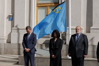 Kıyivdeki TİNniñ binası ögünde qırımtatar halqınıñ sürgünlik fedalarını ürmetnen añdılar Kıyivdeki TİNniñ binası ögünde qırımtatar halqınıñ sürgünlik fedalarını ürmetnen añdılar