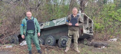 Учасники ДФТГ біля російського танка Учасники ДФТГ біля російського танка