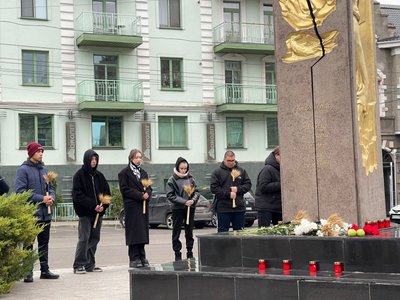 Поклали квіти та колоски до памʼятного знаку: в Одесі вшанували памʼять жертв Голодоморів Поклали квіти та колоски до памʼятного знаку: в Одесі вшанували памʼять жертв Голодоморів