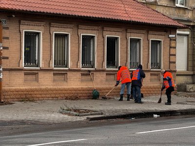 Вигорілий дах, вибиті вікна: на місці удару по Дніпру працюють рятувальники, правоохоронці та комунальники Вигорілий дах, вибиті вікна: на місці удару по Дніпру працюють рятувальники, правоохоронці та комунальники