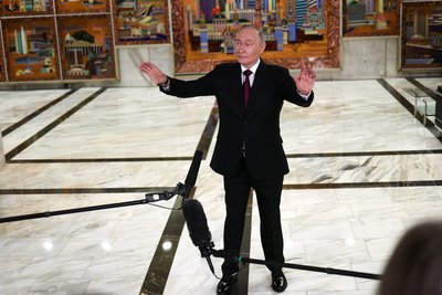 Лідер Росії Володимир Путін жестикулює, звертаючись до журналістів після пленарного засідання інвестиційного форуму ВТБ "Росія кличе" у Москві, 2 грудня 2025 року Лідер Росії Володимир Путін жестикулює, звертаючись до журналістів після пленарного засідання інвестиційного форуму ВТБ "Росія кличе" у Москві, 2 грудня 2025 року