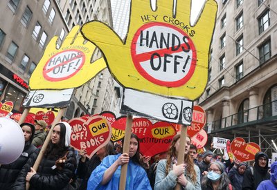 У США проходять протести через політику Трампа