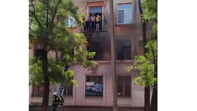 У Кривому Розі сталася пожежа у триповерхівці: загинули двоє людей, 12 — врятували У Кривому Розі сталася пожежа у триповерхівці: загинули двоє людей, 12 — врятували