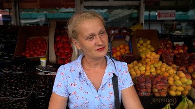 Продавчиня фруктів на Центральному ринку у Чернігові Тетяна Сенько розповідає про покупців, які приходять на закупи з екоторбинками Продавчиня фруктів на Центральному ринку у Чернігові Тетяна Сенько розповідає про покупців, які приходять на закупи з екоторбинками