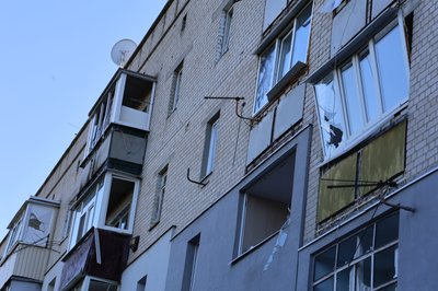 РФ вдарила по Дергачах трьома керованими авіабомбами: пошкоджені житлові будинки та підприємство РФ вдарила по Дергачах трьома керованими авіабомбами: пошкоджені житлові будинки та підприємство