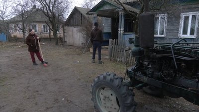 Трактор, в який влучив дрон, стояв біля дому, де живе сім'я з дітьми: подробиці атаки РФ по Іванівці на Семенівщині Трактор, в який влучив дрон, стояв біля дому, де живе сім'я з дітьми: подробиці атаки РФ по Іванівці на Семенівщині