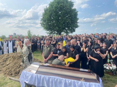 На Закарпатті попрощалися із полеглим захисником Михайлом Мучичкою На Закарпатті попрощалися із полеглим захисником Михайлом Мучичкою
