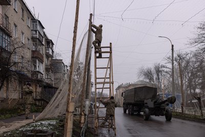 В Ізюмі натягують антидронові сітки на вулицях міста В Ізюмі натягують антидронові сітки на вулицях міста