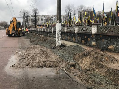 У Житомирі понад два тижні реконструюють тротуар біля військового кладовища