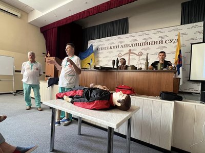 "Приїхали на високий тиск, а там чоловік з гранатою": як працює невідкладна меддопомога в Одесі "Приїхали на високий тиск, а там чоловік з гранатою": як працює невідкладна меддопомога в Одесі